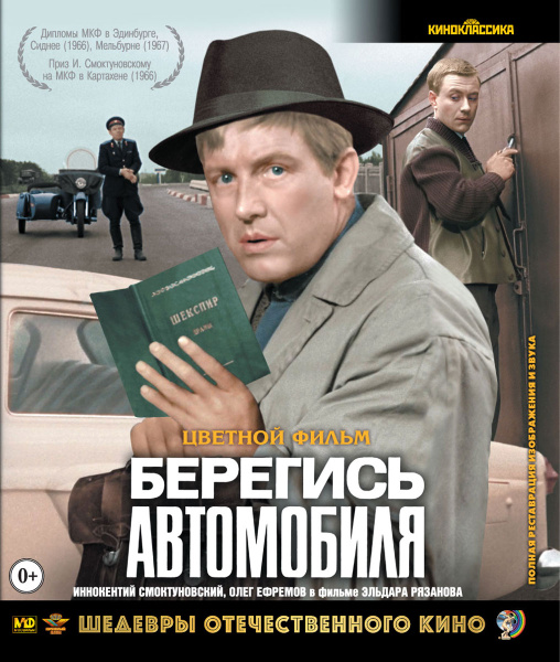 Ол оның трусигіне қолын созып, оны трах. Үлкен жамбас ана порно