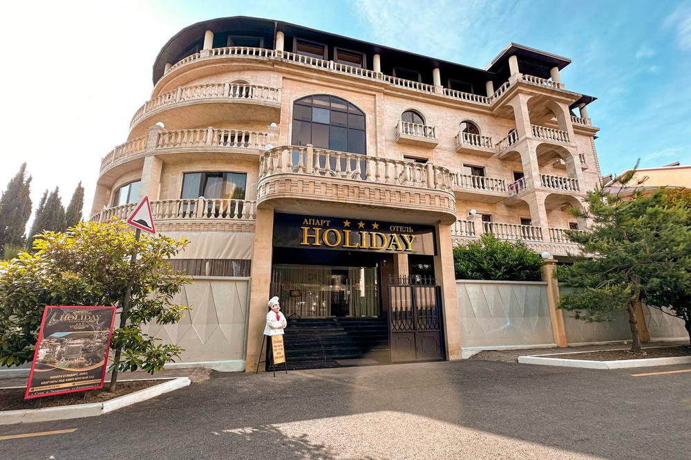 Отель холидей лазаревское. Sochi holiday. Sochi holiday. Гостиница холидей лазаревское. Багратион лазаревское отель.