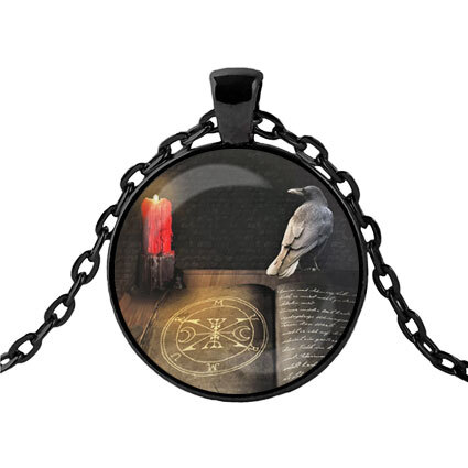 талисман на цепочке лежит на открытой книге