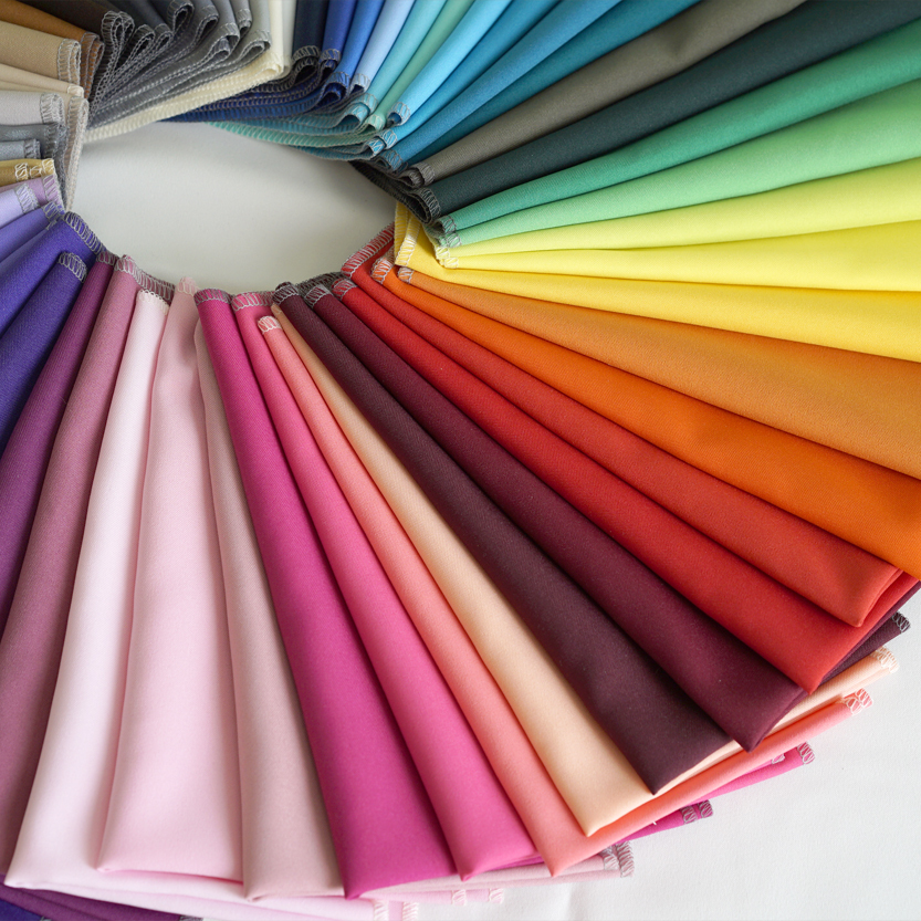 палитра ярких тканей и одежды