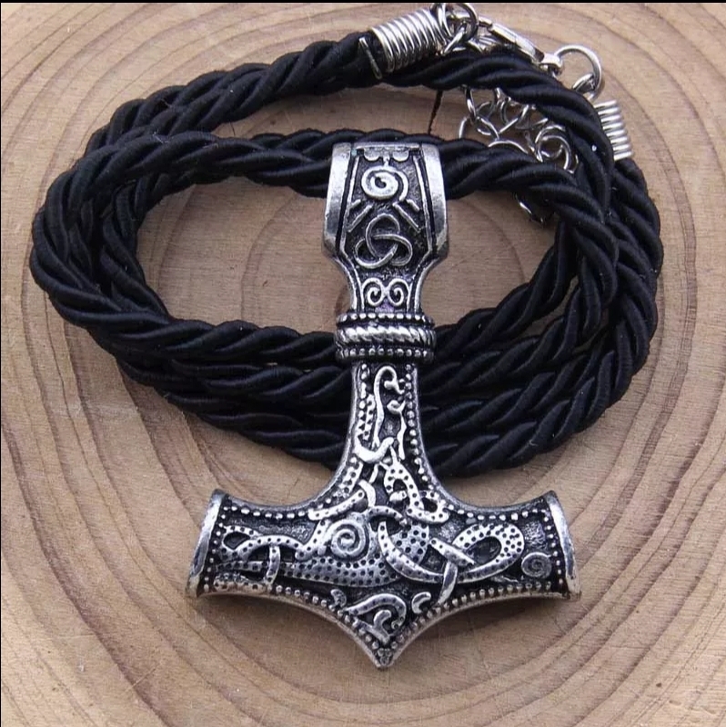 Талисманы на все случаи жизни: как называются и как выбрать свой