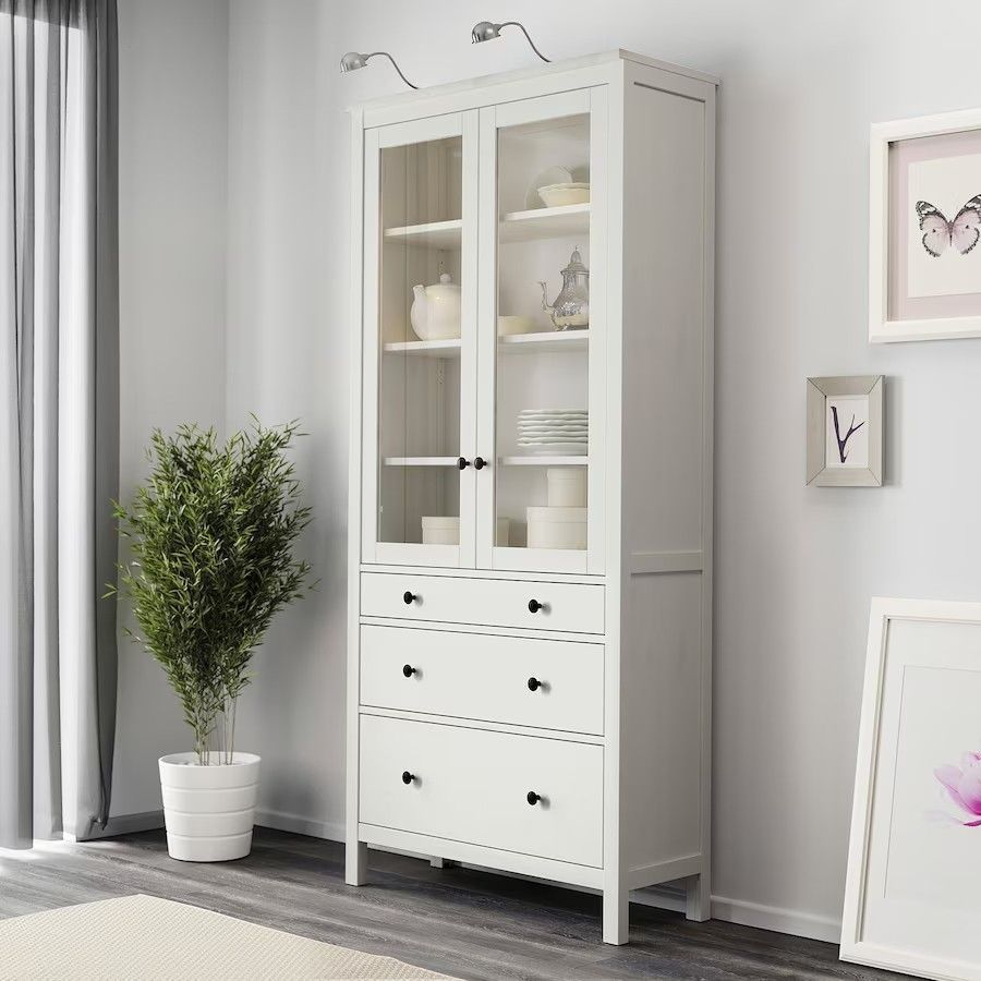 Шкаф-витрина hemnes ikea. Ikea ХЕМНЭС сервант. Икеа ХЕМНЭС витрина. Шкаф витрина икеа ХЕМНЭС.