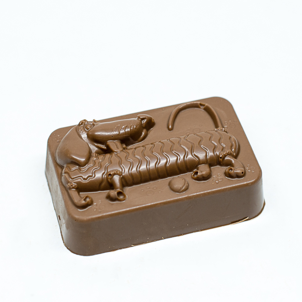 Подарочная шоколадная фигура Frade/Фраде - Такса (вес-120г) (молочный)  #1