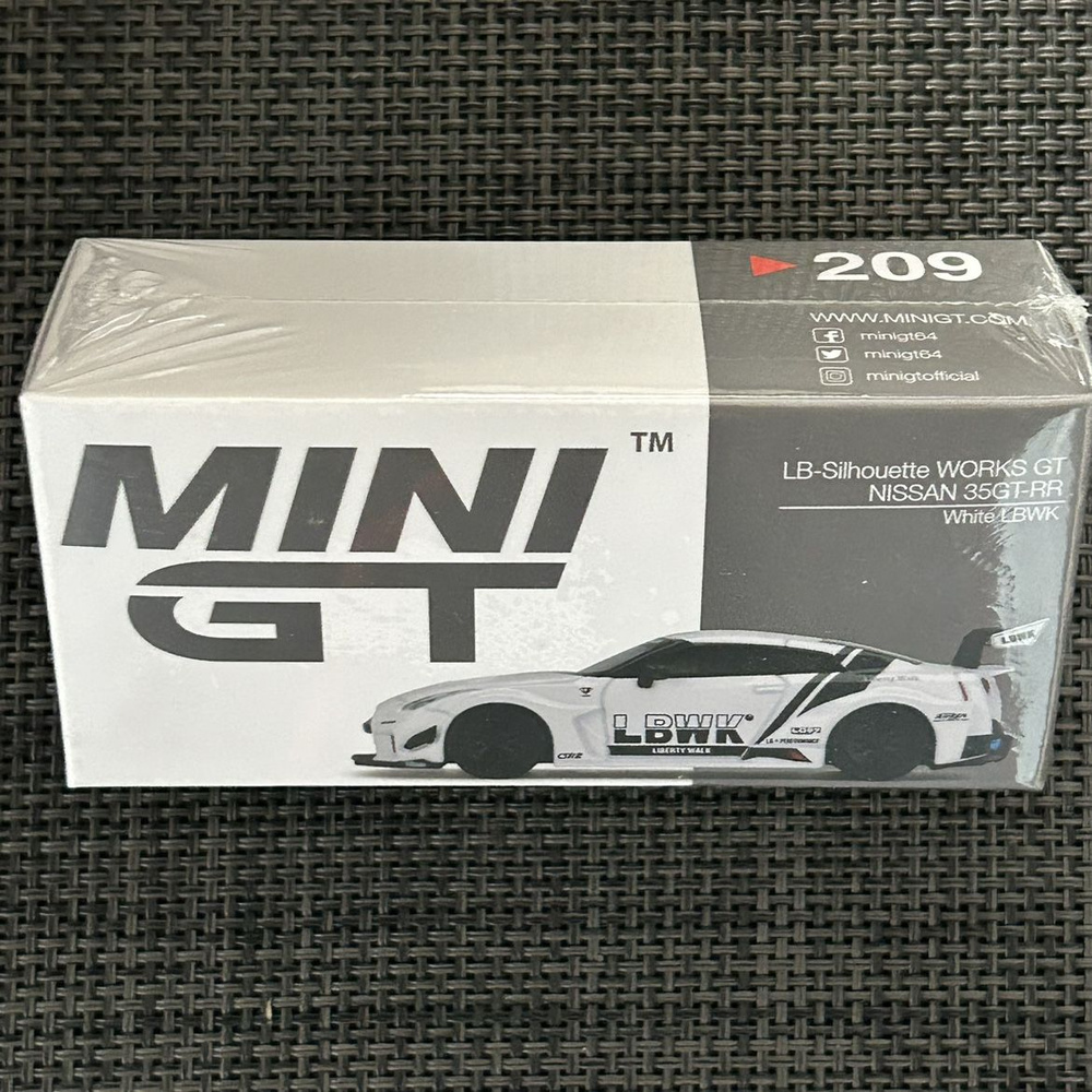 Машинка TSM Mini Gt 1/64 #209 LB-Sihouette Works GT Nissan 35GT-RR
