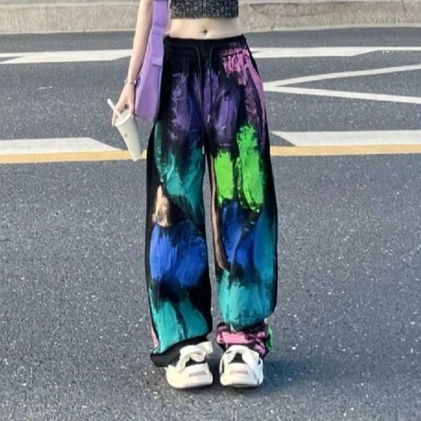 разноцветные женские брюки и юбки на вешалке