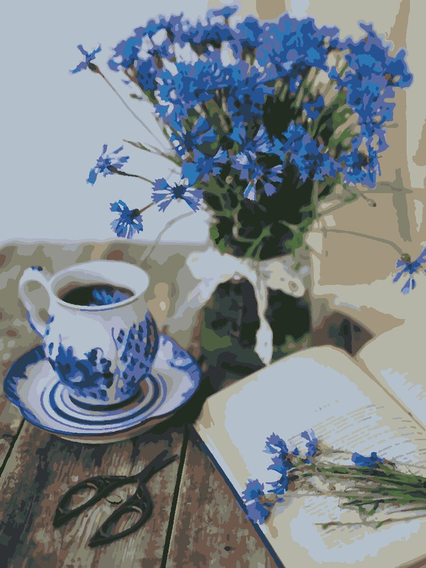 красивый букет полевых цветов в вазе на столе