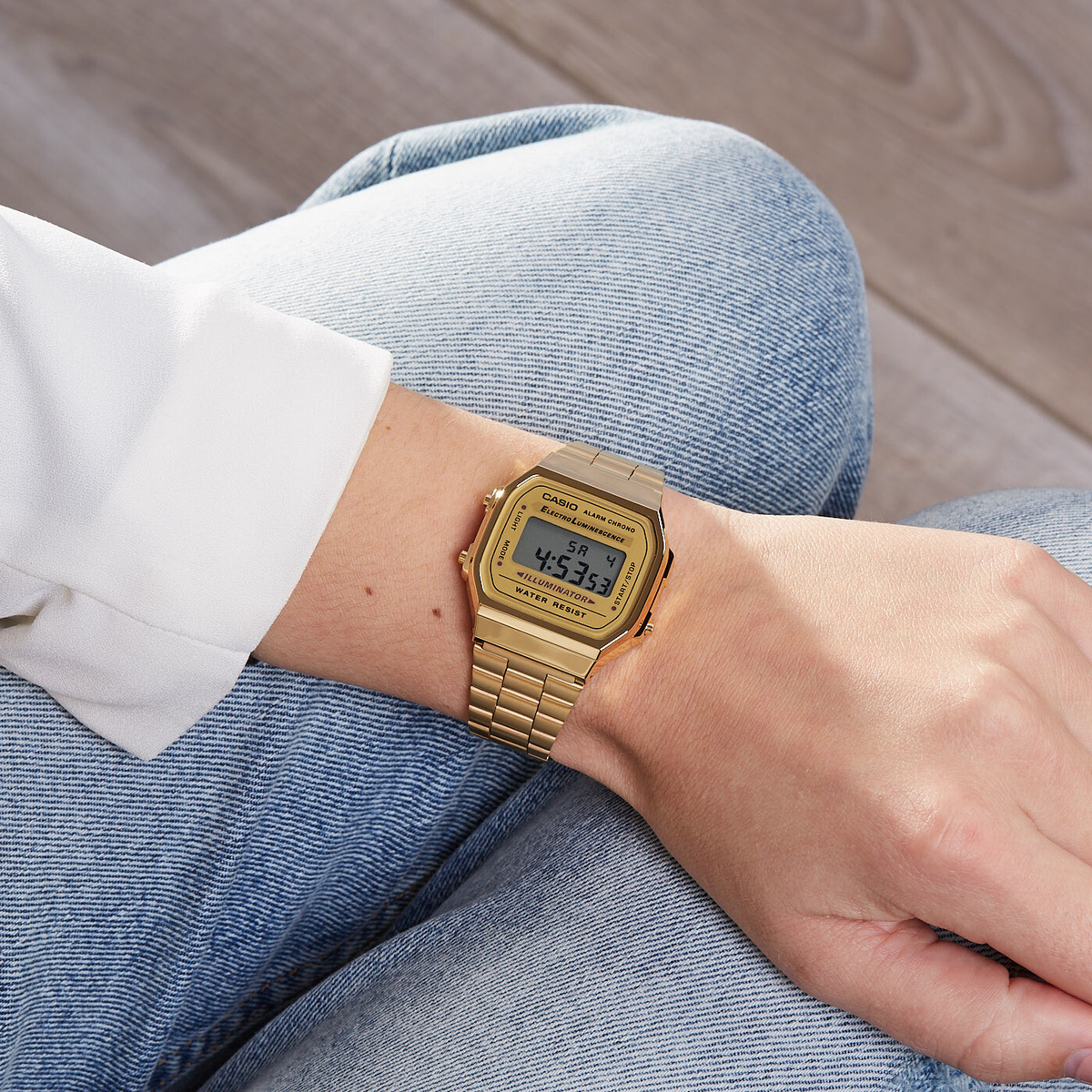 Японские наручные часы A-168WG-9ER из коллекции Casio Retro отражают собой стильную лаконичность в сочетании со спортивным оформлением.