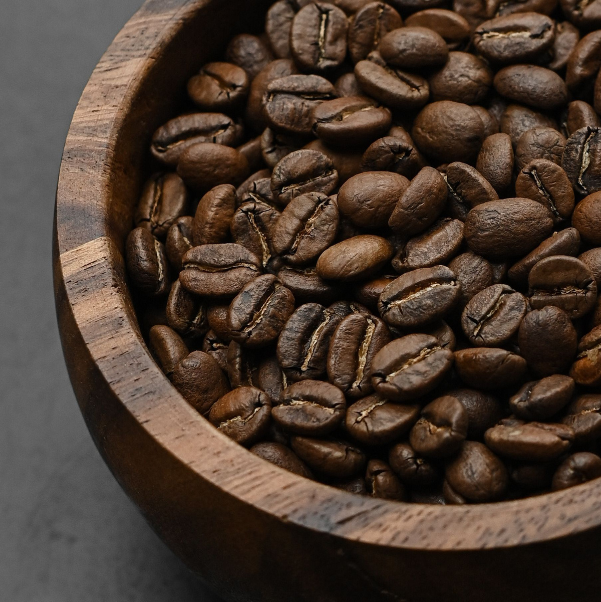 Хотите насладиться поистине непревзойденным вкусом и ароматом кофе? Тогда обратите внимание на наш новый продукт - кофе в зернах Колумбия Супремо Bailyday. Это кофе, который покорит ваше сердце и превзойдет все ваши ожидания.  Наш зерновой кофе производится из 100% арабики, что делает его по-настоящему натуральным и высококачественным. Мы бережно отбираем только самые лучшие зерна, чтобы каждая чашка кофе приносила вам настоящее удовольствие.  Особенностью нашего кофе в зернах Колумбия Супремо является его неповторимый вкус с нотками красного яблока, ягод, карамели и грейпфрута. Кислотность, сладость и горечь средней интенсивности дают безупречный баланс, который поразит вас с первого глотка  Кофе в зернах Колумбия Супремо Bailyday идеально подходит для приготовления эспрессо. Обжарка зерен проводится специально под эспрессо, что позволяет сохранить все вкусовые качества и ароматы. Вы сможете насладиться богатым вкусом и тонким ароматом каждой чашки кофе.  Колумбия Супремо – это прекрасный кофе для кофемашины. Он также идеально подойдет для приготовления кофе в турке, гейзерной кофеварке или френч прессе. Благодаря своей плотности и качеству зерен, он обеспечит вам настоящий кофейный ритуал и удовлетворит самых требовательных гурманов.  Зерновой кофе Колумбия Супремо Bailyday доступен в упаковке весом 250 грамм. Это идеальный вариант для тех, кто хочет попробовать наш кофе и оценить его качество. Плотная упаковка с зип-локом и клапаном дегазации сохранит все вкусовые качества и ароматы на долгое время.  Не упустите возможность попробовать настоящий кофе высшего качества. Закажите Кофе в зернах Колумбия Супремо Bailyday прямо сейчас и насладитесь неповторимым вкусом и ароматом. Позвольте себе настоящий кофейный ритуал с нашим натуральным и качественным кофе в зернах.  Обработка зерна: мытая. Оценка Q/SCA 84  Регион: восточный Кальдас  Разновидность: кастильо, катурра  Высота произрастания: 1650-1800 м Условия хранения После вскрытия упаковки ограничить контакт продукта с воздухом во избежание потери вкусовых качеств.  Состав Натуральный кофе 100%.