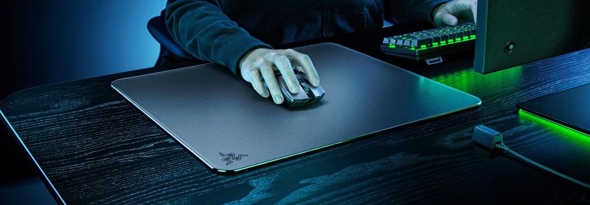 стеклянный игровой коврик с мышкой на столе