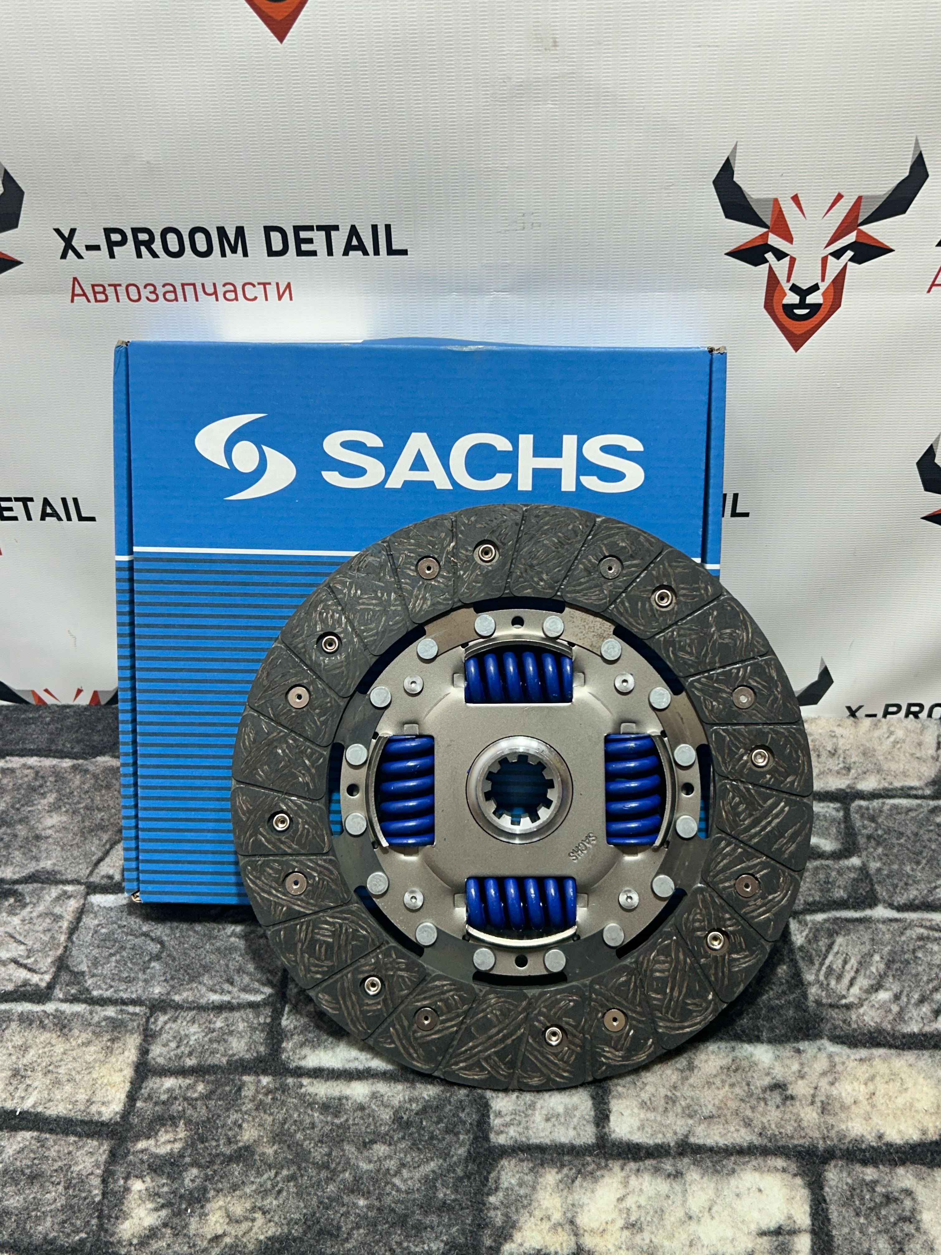 Қиярмен анальды секс Әйелдер порно театрда сахнада шешініп жүр