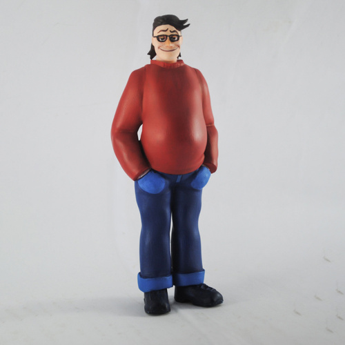 современный человек с талисманом в виде маленькой фигурки на столе