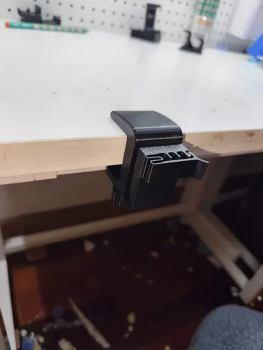 3D-печатный держатель для края стола для организации кабелей для мобильных телефонов черный