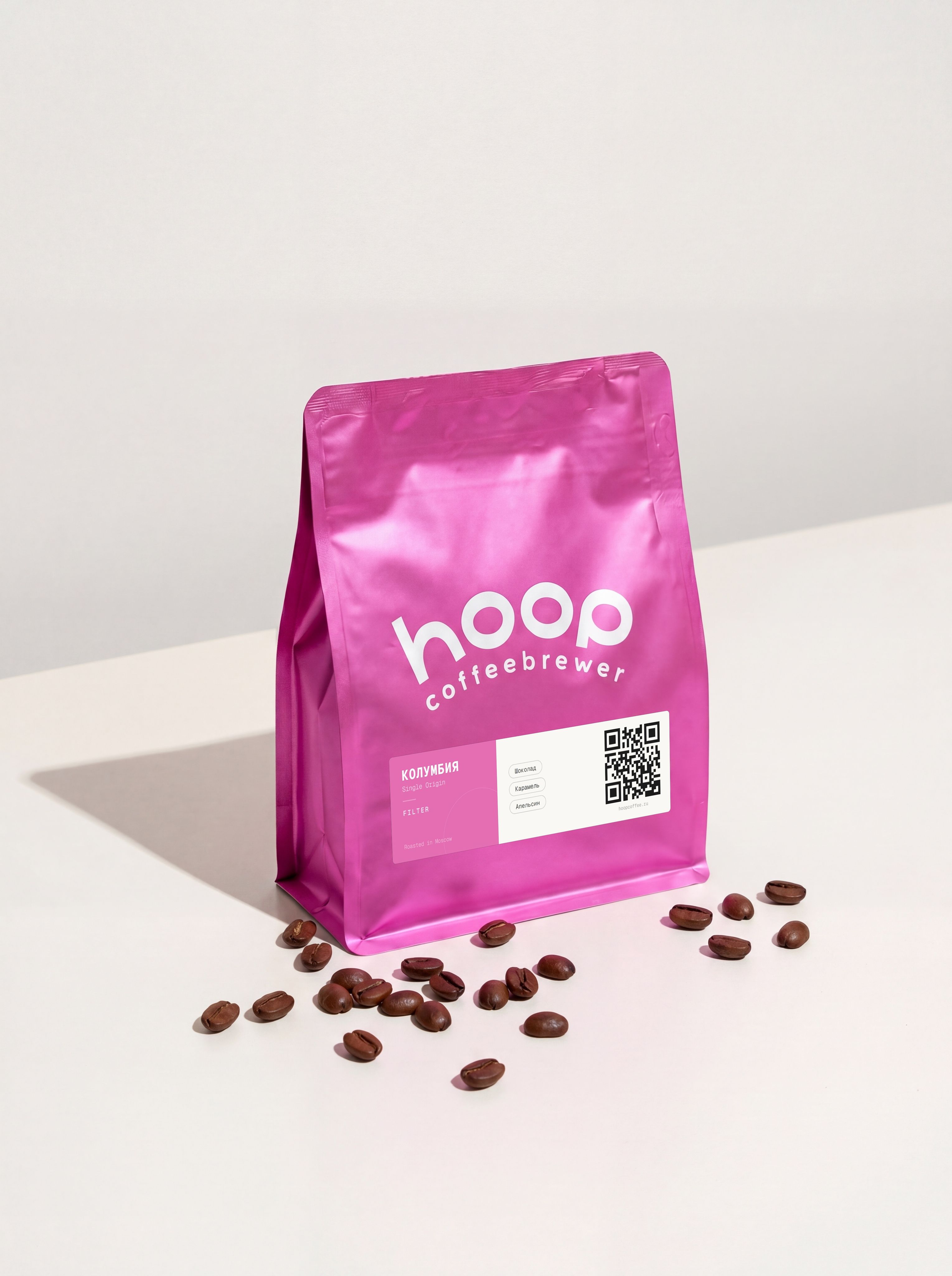 Кофе в зернах Hoop Coffee Колумбия Супремо Бархат — пачка на столе с зёрнами