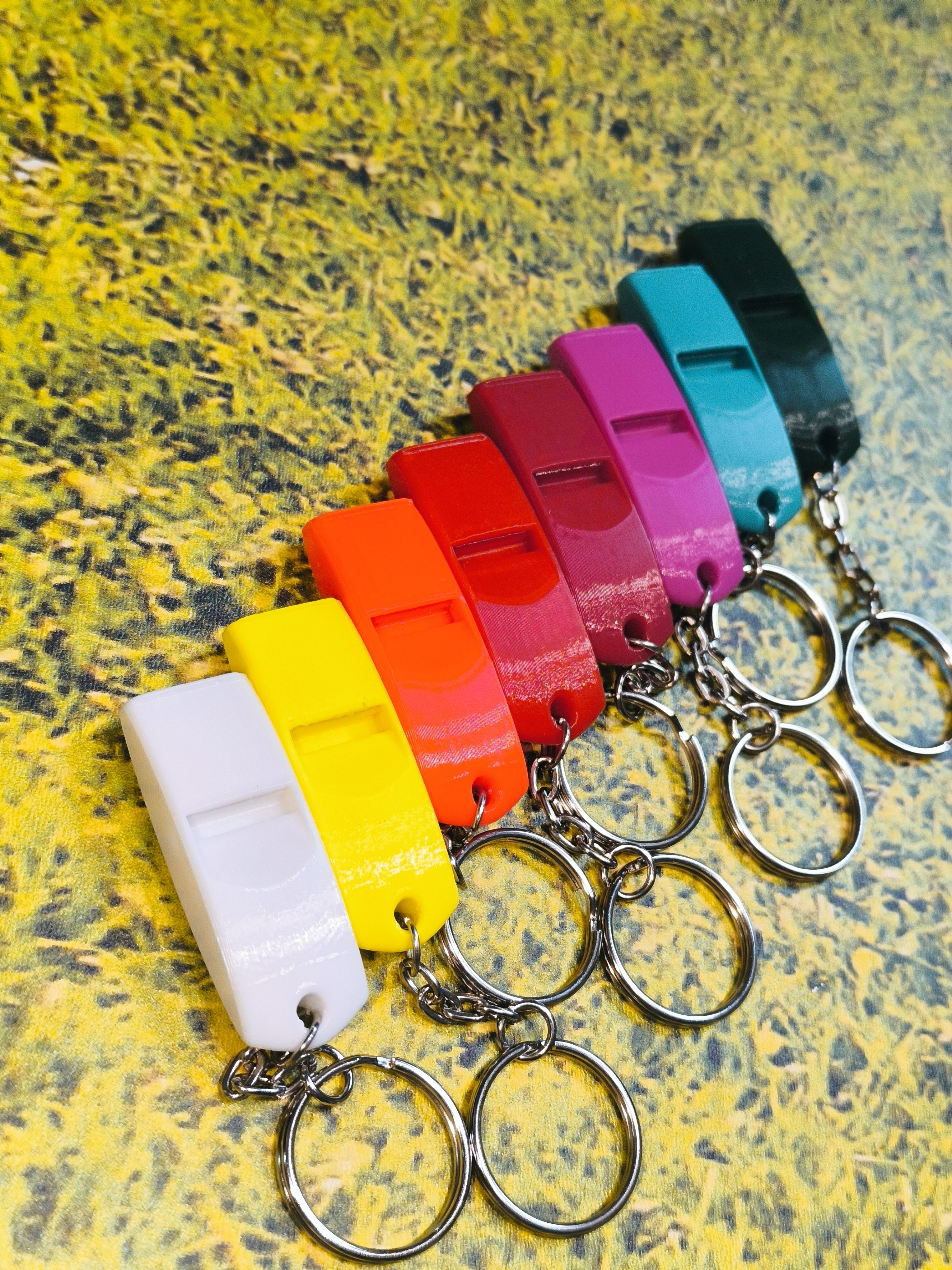 Оченьгромкийсвистокот90до129децибел(дляЧС)неоновыйжёлтый