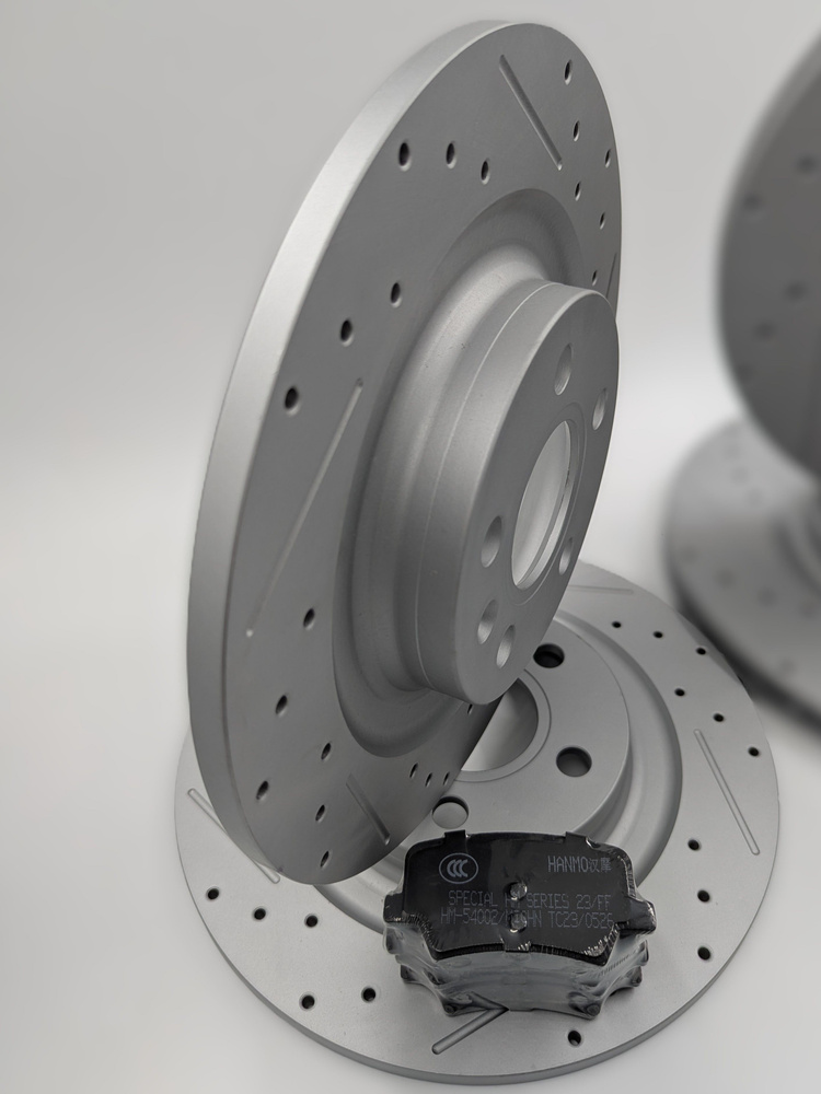 Диски тормозные + колодки задние комплект для Geely Tugella