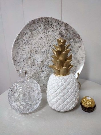 Статуэтка интерьерная Ананас в декоре "White and Gold shimmer" , сувенир для дома и офиса, настольный. #1