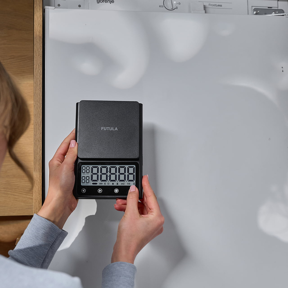 Futula Kitchen Scale 3 помимо основного назначения можно использовать в качестве часов и кулинарного таймера, поэтому они оснащены магнитом, благодаря которому вы можете разместить весы на корпусе холодильника