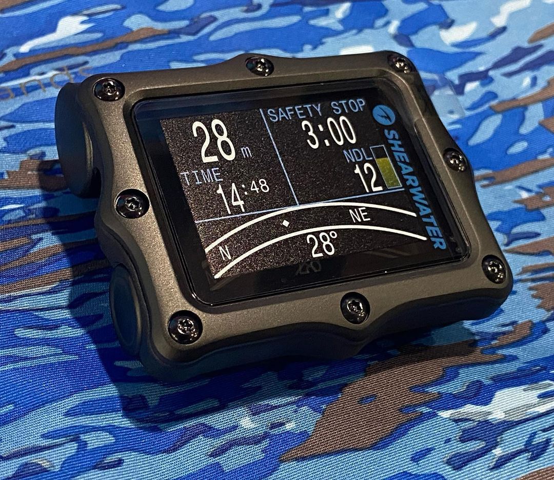 Semiz qora ayol va oq yigit