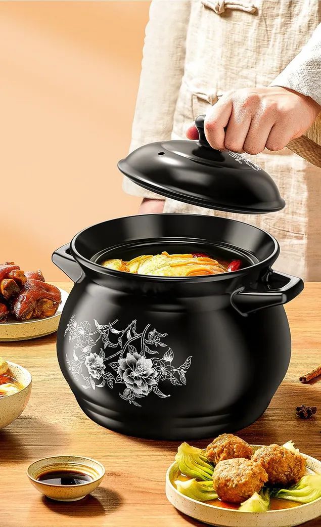 готовое блюдо в керамическом горшочке с ложкой