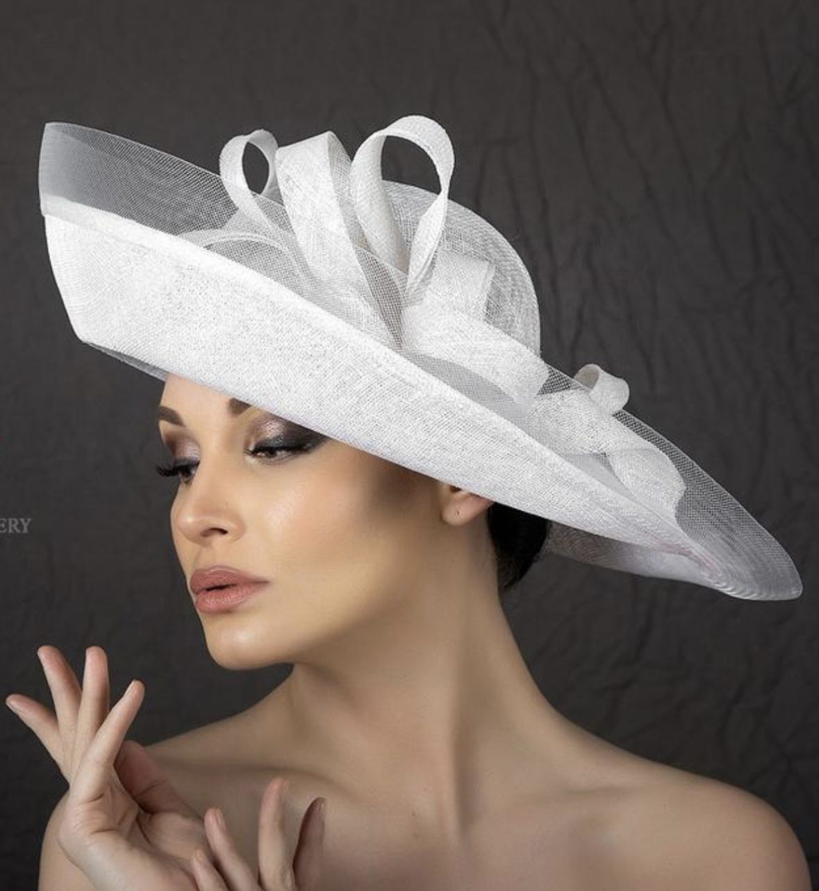 Как выбрать шапку для особого случая: свадьбы, праздники и другие торжества