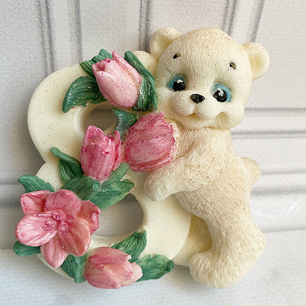 Шоколадная фигурка мишка с восьмеркой и букетом, украшение на торт ...