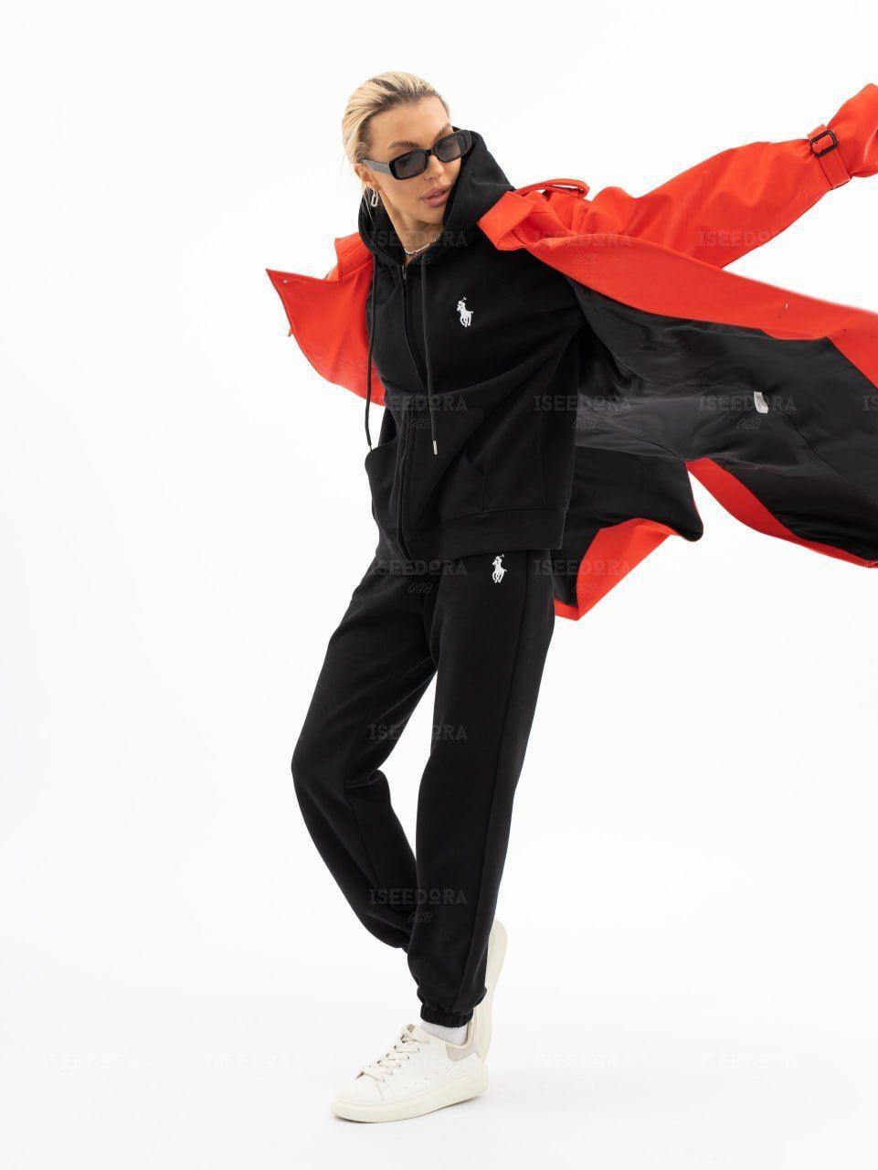 Сочетание качественных материалов и модного дизайна делает этот костюм женский черный легким и стильным. Штаны с эластичным поясом обеспечивают комфортную посадку, а капюшон добавляет дополнительную защиту от ветра и непогоды.