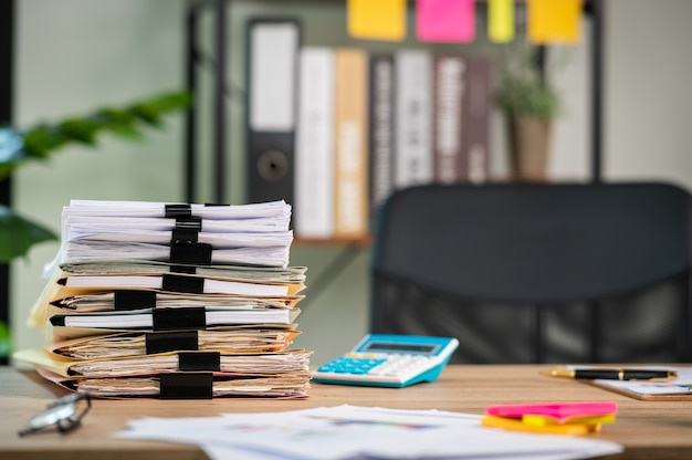 стопка денег и монитор с графиком