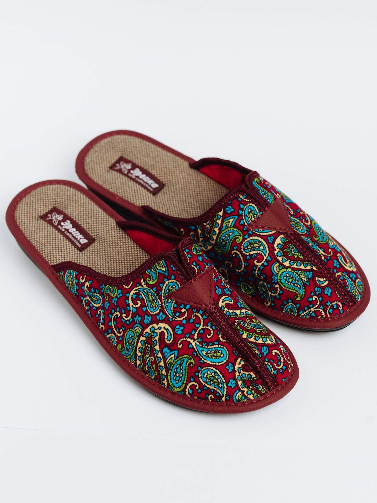 Закрытый дизайн и износостойкая подошва — уют и надёжность в каждой детали.