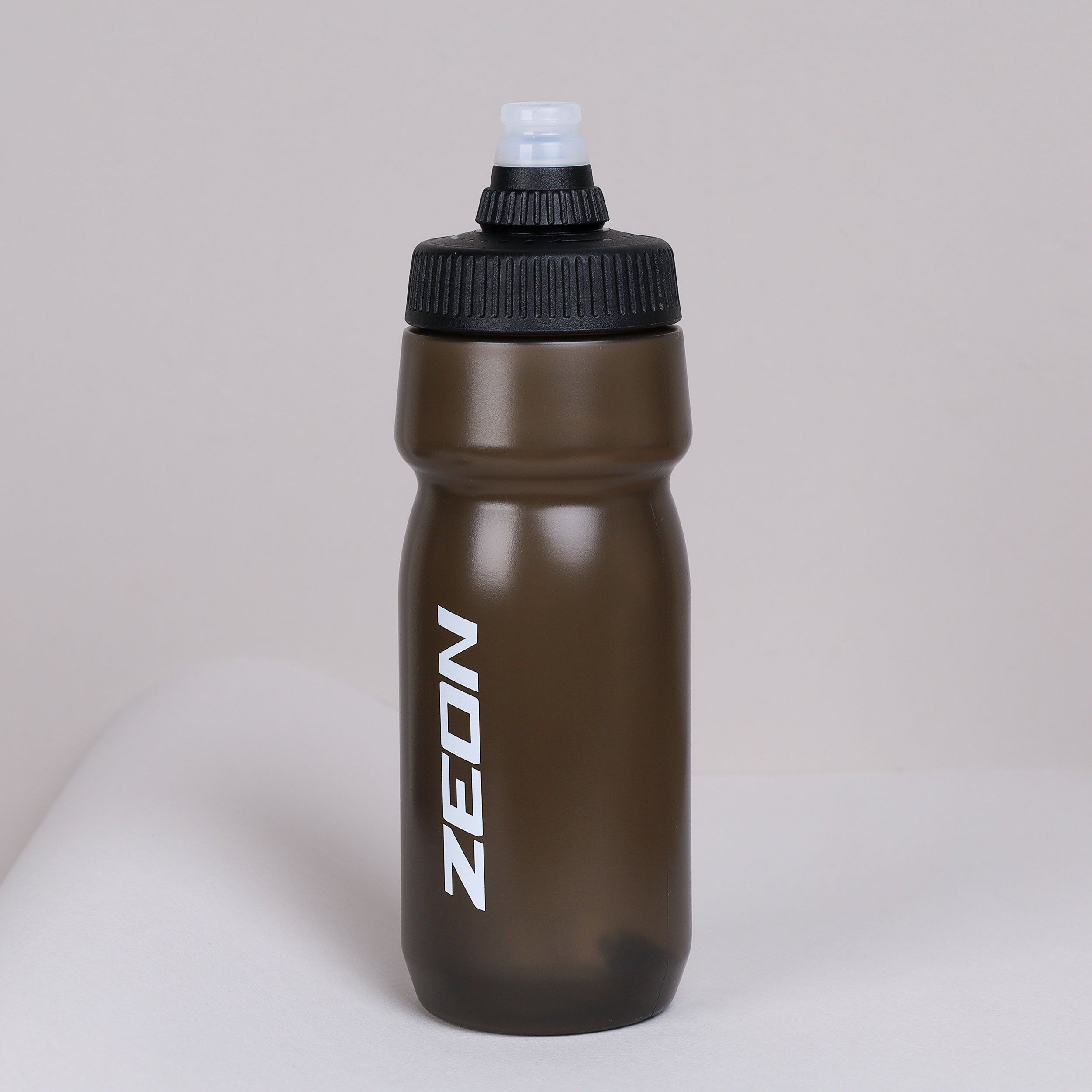 Бутылка для воды велосипедная ZEON WB230 гоночная 700 мл, клапан NEW кэмэлбак, темно-коричневая Бутылка для воды велосипедная ZEON WB230 гоночная 700 мл, клапан NEW кэмэлбак, темно-коричневая