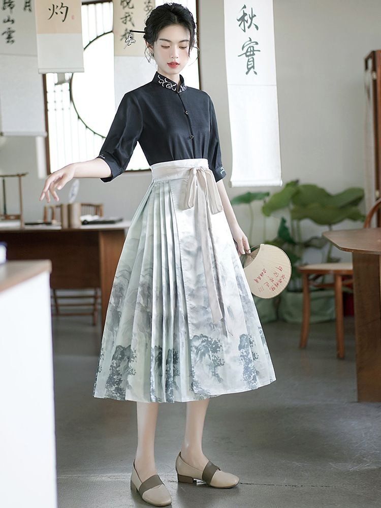 Videoda rus ayol qinini korsatmoqda