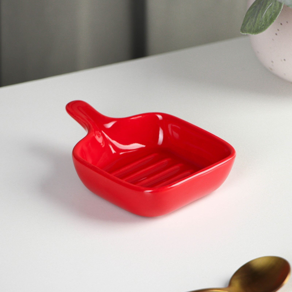 Соусник керамический для подачи и сервировки стола с ручкой Доляна "Сковорода", 50 мл, цвет красный, #1