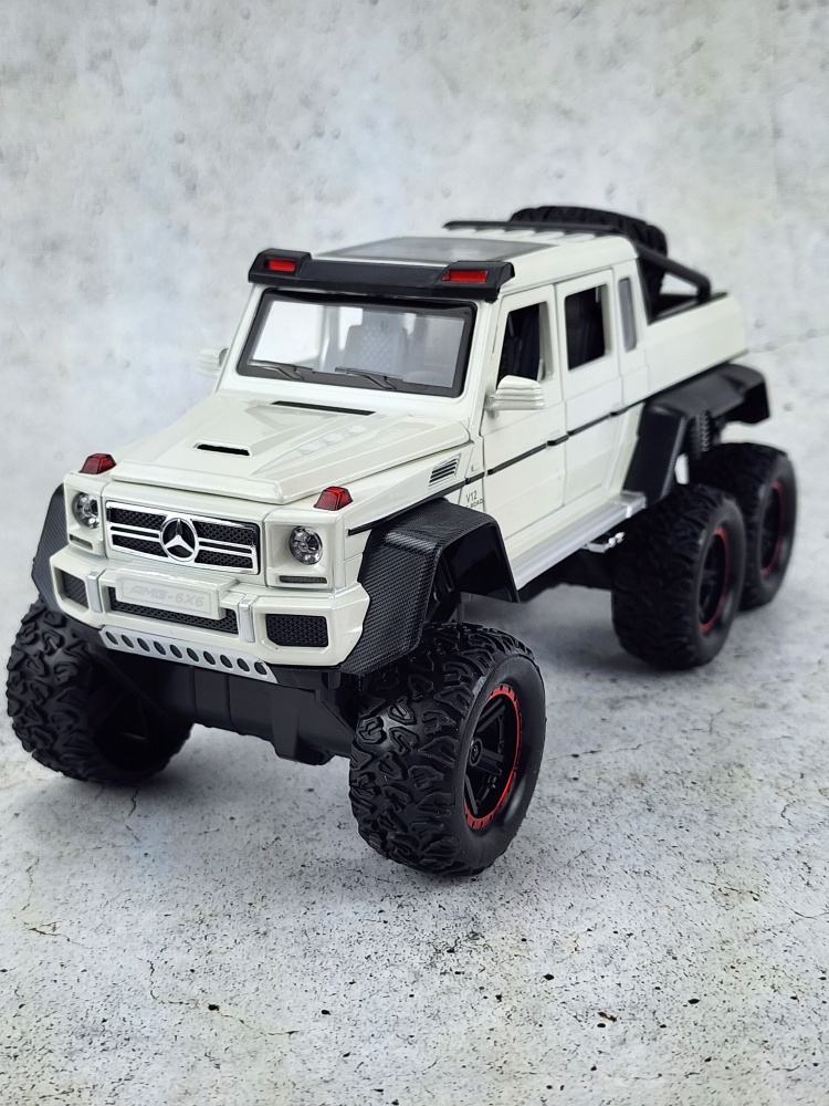 Машинка металлическая инерционная Mercedes-Benz G63 AMG 6x6 белый длина 24см масштаб 1:24, модель со #1