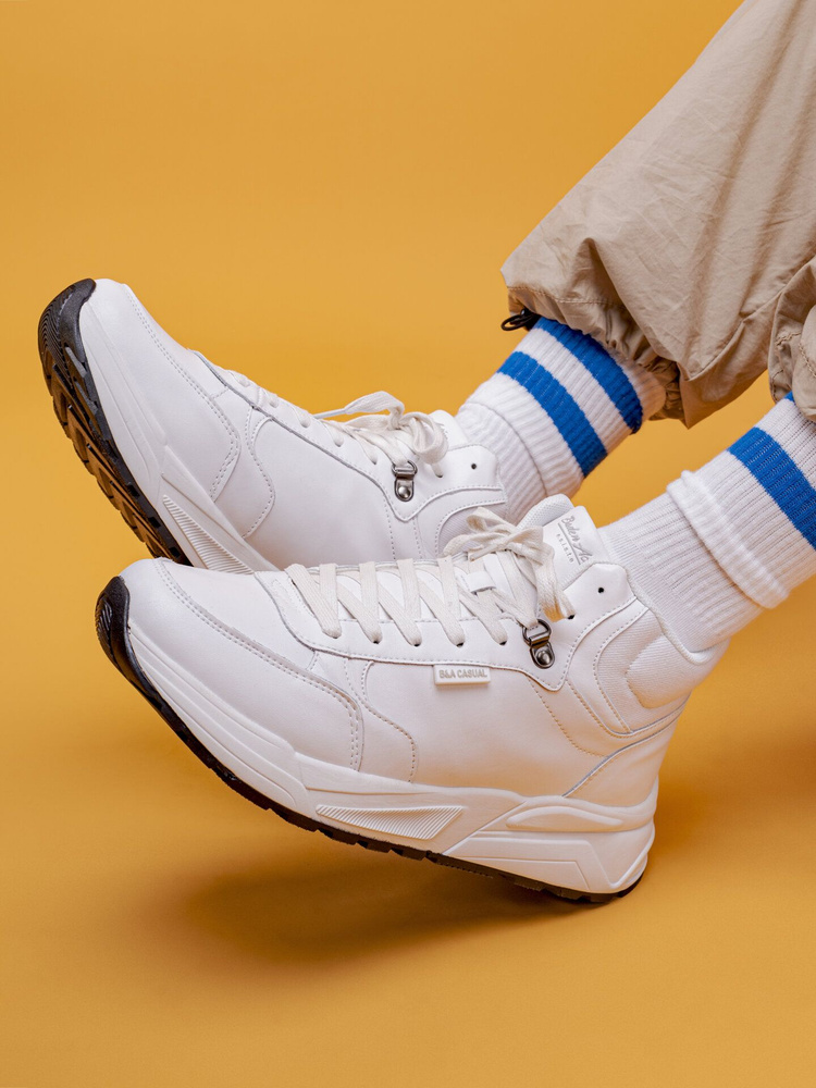 мужские кожаные ботинки и белые кроссовки