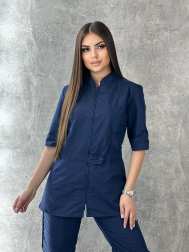 врач в современном медицинском костюме с яркой молнией