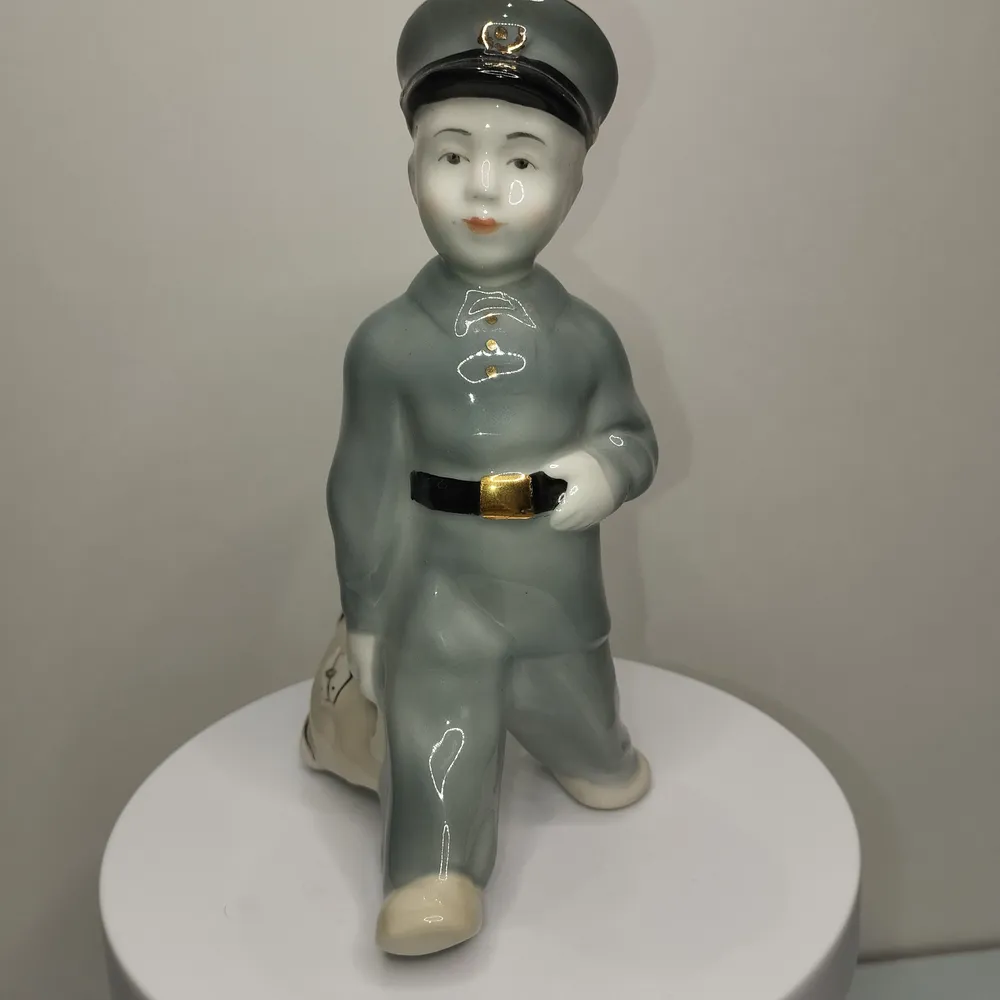 Фарфоровая статуэтка СССР ,, Первоклассник,, автор Пахомов А. Ф. Ленинградский фарфоровый завод (ЛФЗ), 1960-1970гг., вариант