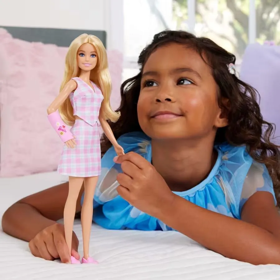 Barbie Кукла Блондинка с розовым гипсом на руке, JJN56, розовый, фото 2
