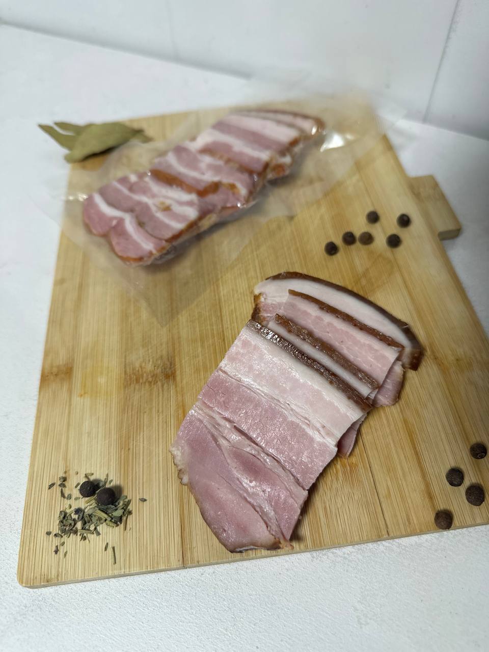 копченаягрудинка,домашняя100грамм,0.1кг.(горячеекопчение)(грудинка/прослойка)