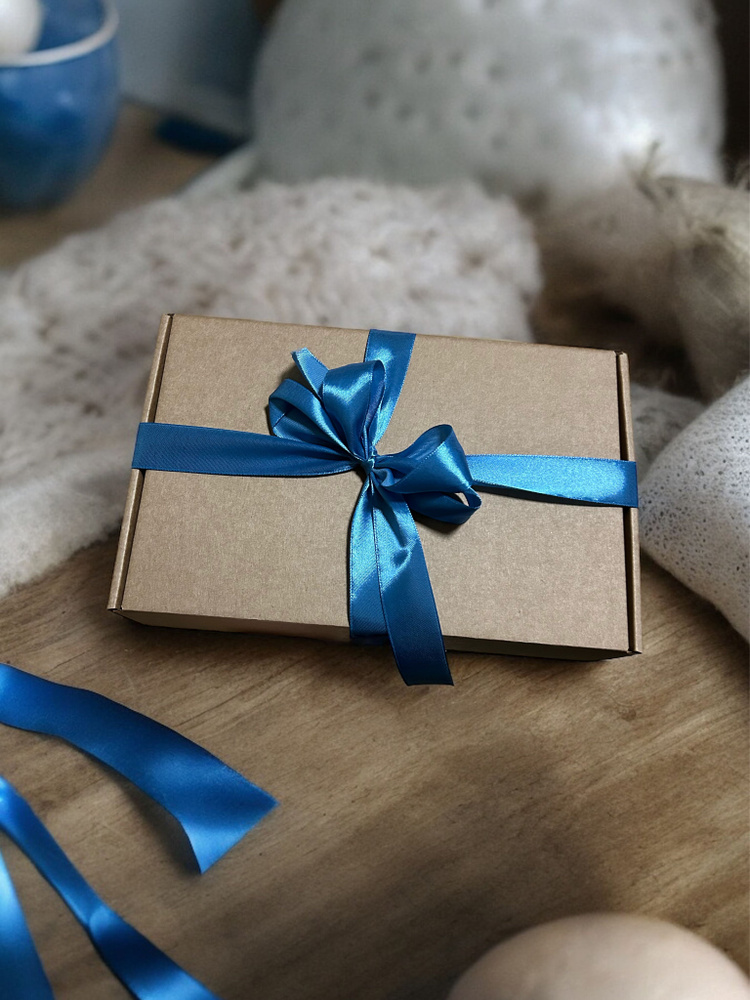 Подарочная коробка крафт с наполнителем и синей лентой  #1