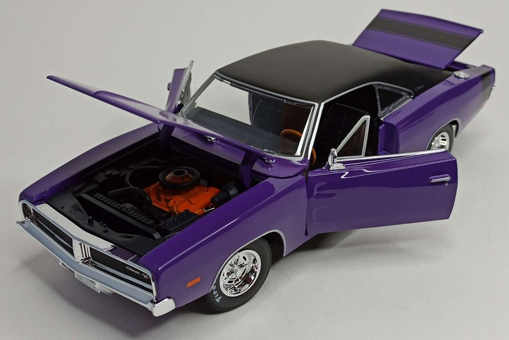 Модель коллекционная Dodge charger r/t 1969 plum crazy 1:18 maisto #1