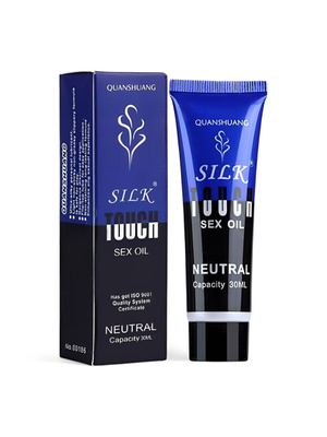 U stol ostida mushukni yalaydi