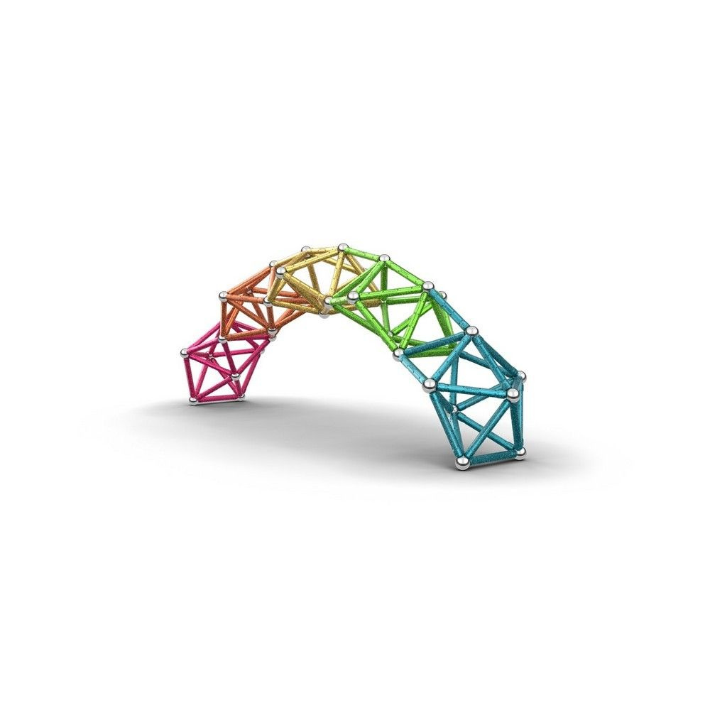 Ребёнок собирает фигуры из конструктора Geomag Компакт