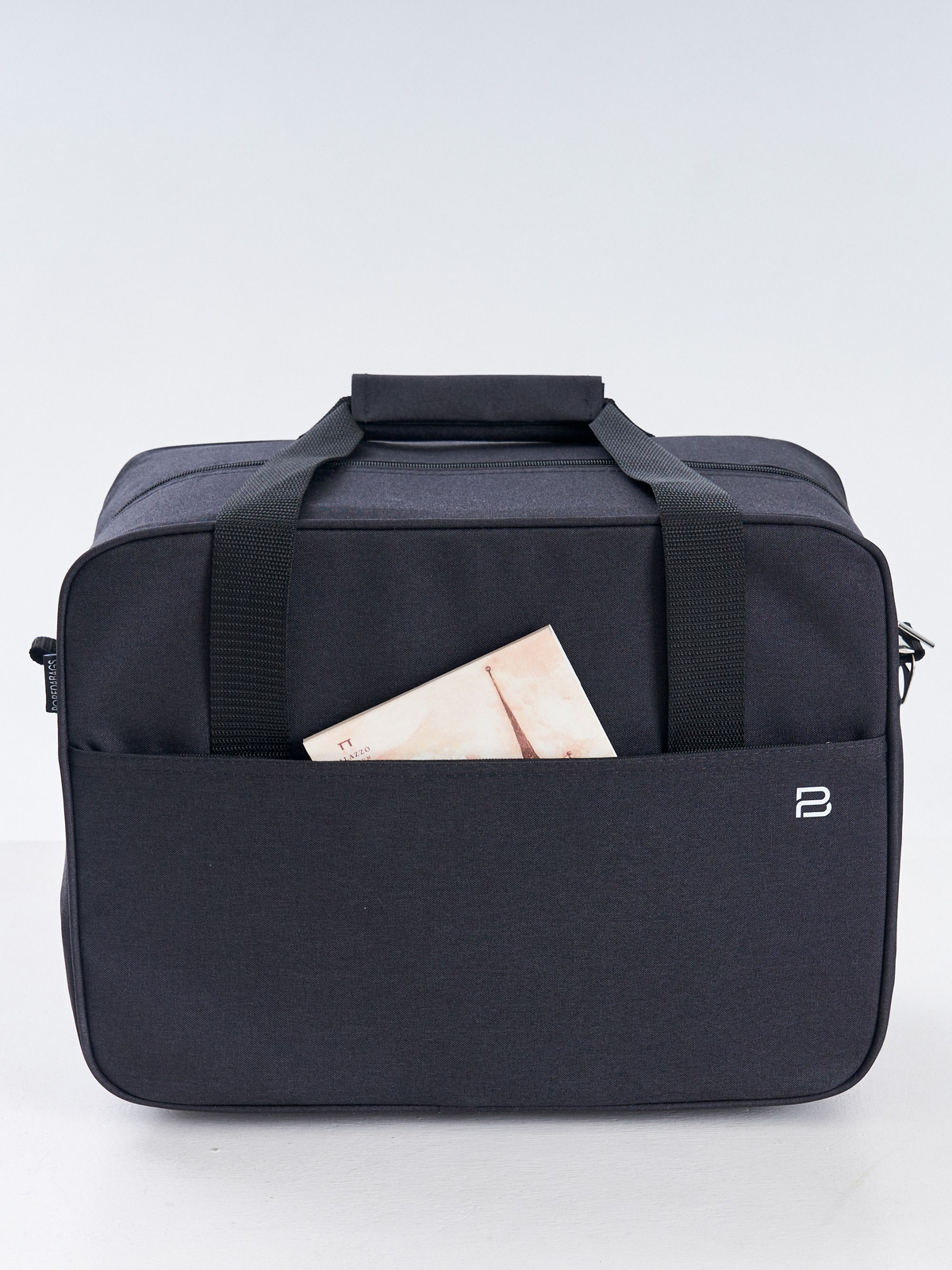 Сумка Pobedabags Смартавиа Ютэйр 40х30х20 Премиум имеет боковой карман на молнии, что очень удобно для хранения как документов, так и другой мелочи.