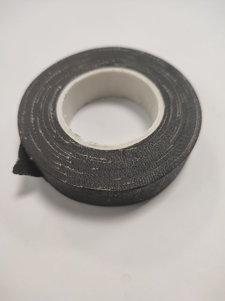 Изоляционнаялента/ИзолентапрорезиненнаянаХБоснове18ммх10метров,Черная,100гр