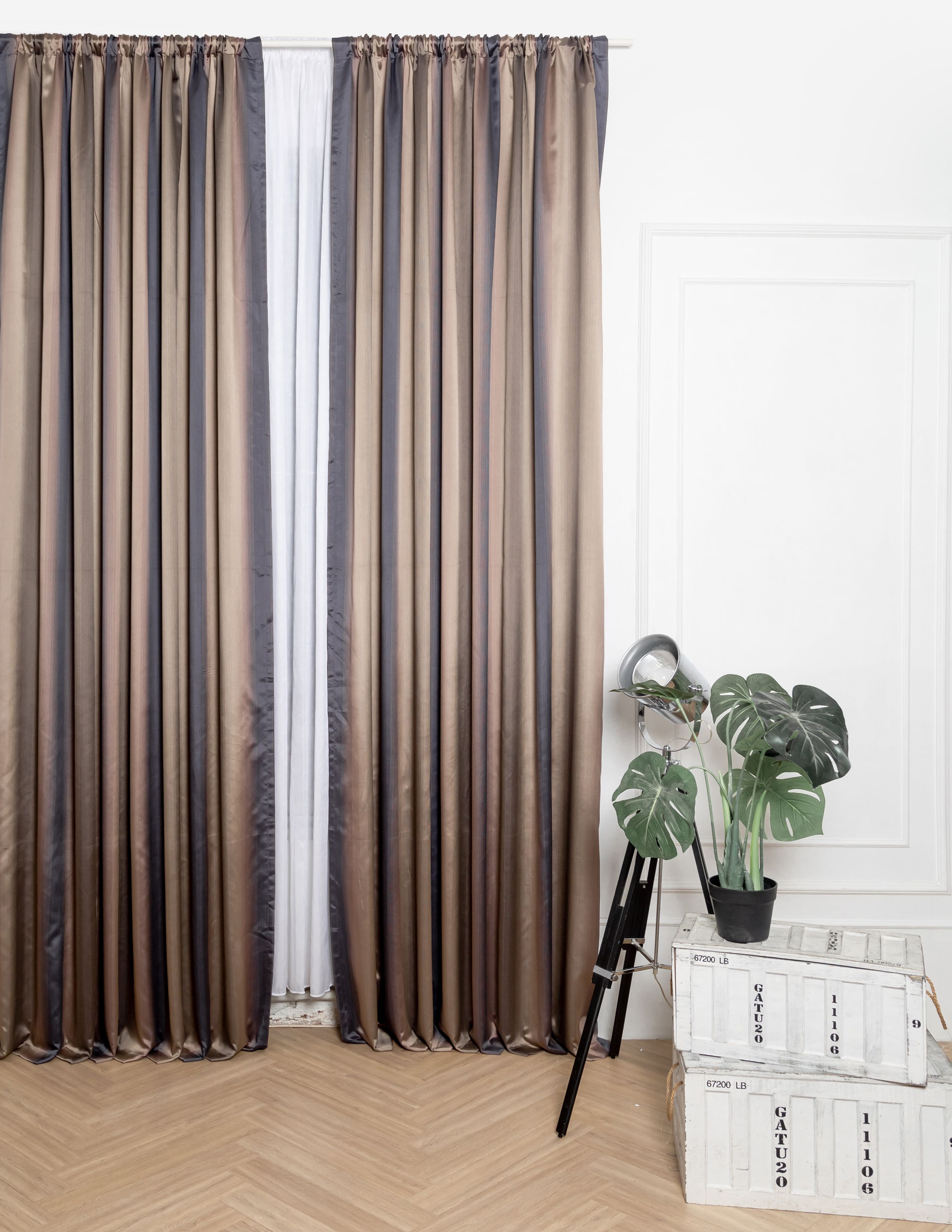 Пример жаккардовых штор в интерьере гостиной