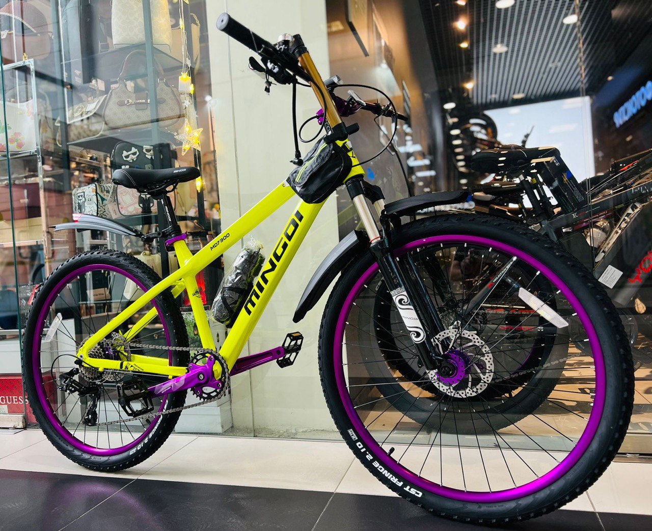 Шұлық пен колготки киген жалаңаш