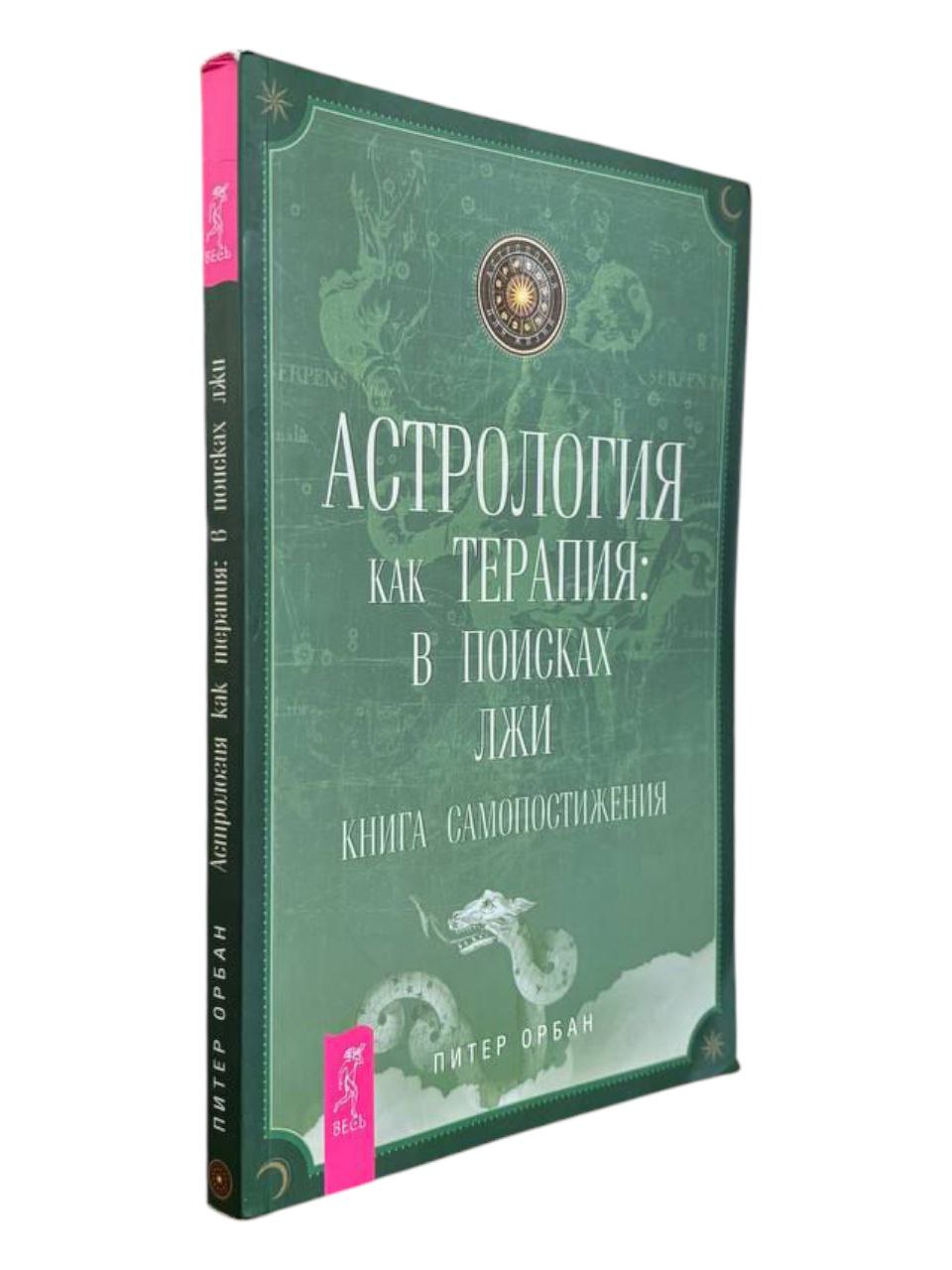Руки раскладывают карты Таро на столе