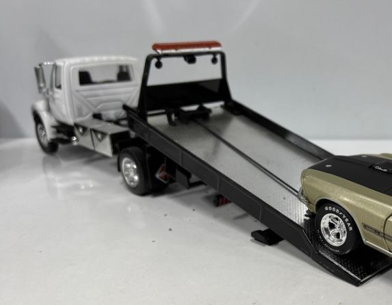 Машинка 1:24 JADA die cast collection international durastar 4400 flat bed Белый Инженерные транспортные #1