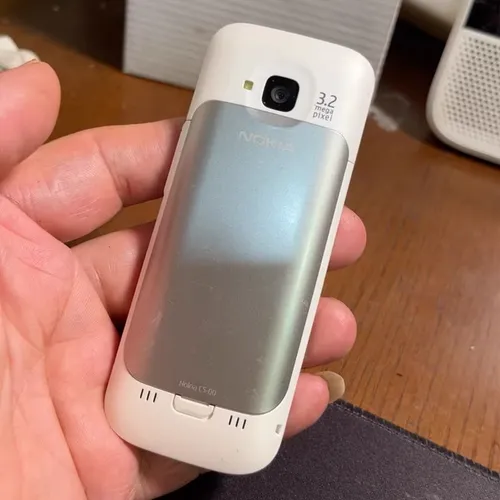 Мобильный телефон, белый