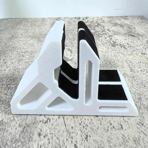 Вертикальная стойка-держатель для игрового ноутбука: компактное вертикальное хранение.