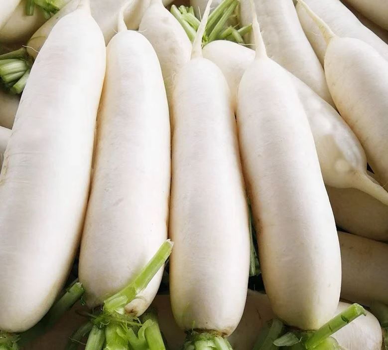 выбор свежего дайкона на рынке